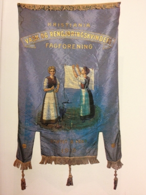Blå silkefane: Kristiania Vask og Rengjøringskvinders fagforening stiftet 1913.
