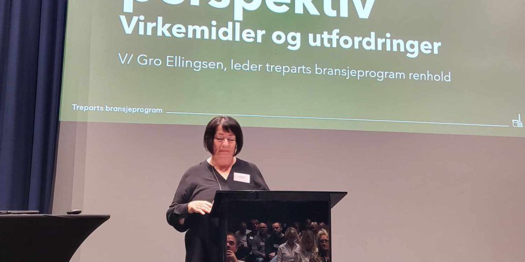 Gro Ellingsen på talerstolen.