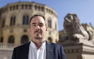 Nærbilde av Brede Edvardsen foran Stortinget.