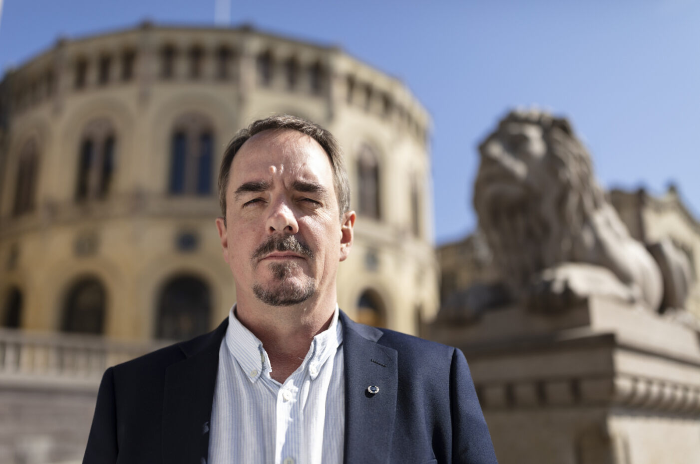 Nærbilde av Brede Edvardsen foran Stortinget.