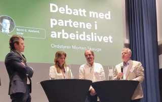 Bernt G. Apeland, Anne Cecilie Kaltenborn, Brede Edvardsen og Kjell Morten Aune deltar i en paneldebatt foran en grønn skjerm med tittelen "Debatt med partene i arbeidslivet".