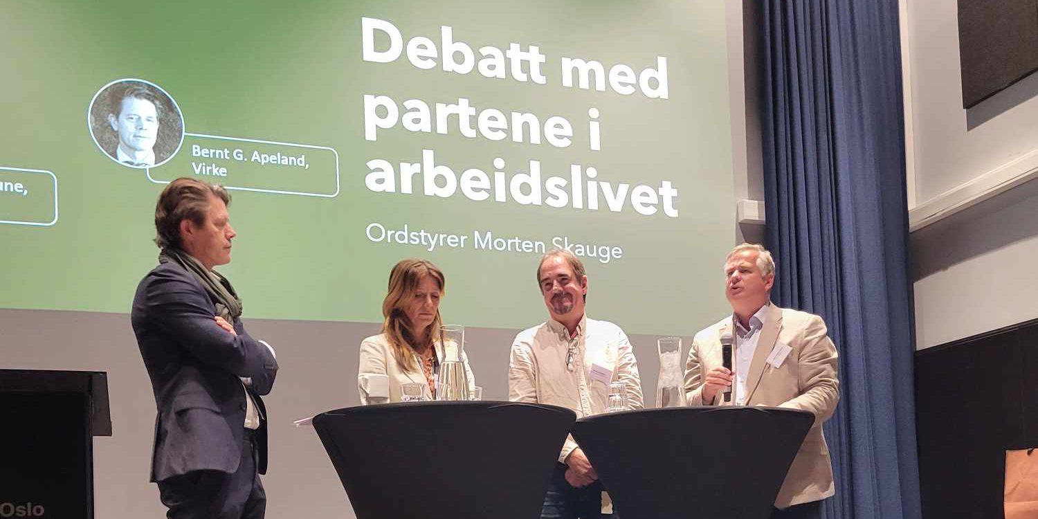 Bernt G. Apeland, Anne Cecilie Kaltenborn, Brede Edvardsen og Kjell Morten Aune deltar i en paneldebatt foran en grønn skjerm med tittelen "Debatt med partene i arbeidslivet".