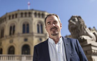 Nærbilde av forbundsleder Brede Edvardsen foran stortinget.