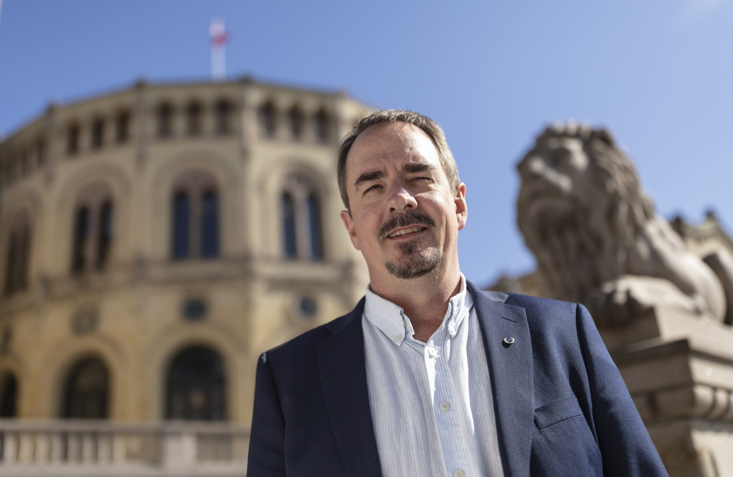 Nærbilde av forbundsleder Brede Edvardsen foran stortinget.