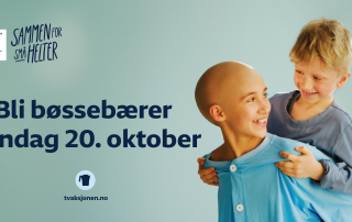 Kampanjebilde for TV-aksjonen 2024 i samarbeid med Barnekreftforeningen. Teksten lyder: "Bli bøssebærer søndag 20. oktober." Til venstre vises logoene for Barnekreftforeningen og NRK TV-aksjonen med slagordet "Sammen for små helter." Til høyre ser vi et smilende barn med kreft sammen med et annet barn som gir en klem. Bakgrunnen er lys og blåtonet.