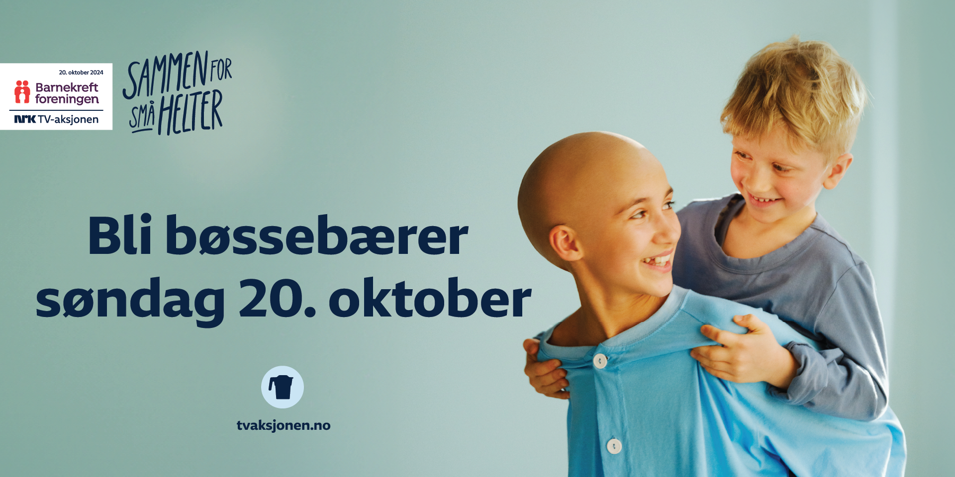 Kampanjebilde for TV-aksjonen 2024 i samarbeid med Barnekreftforeningen. Teksten lyder: "Bli bøssebærer søndag 20. oktober." Til venstre vises logoene for Barnekreftforeningen og NRK TV-aksjonen med slagordet "Sammen for små helter." Til høyre ser vi et smilende barn med kreft sammen med et annet barn som gir en klem. Bakgrunnen er lys og blåtonet.
