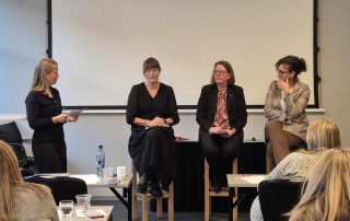 Ekspertpanelet bestående av Anne Green Nilsen (Fagforbundet), Elisabeth Sundset (HK) og Marianne Solberg (FO) sitter på hver sin krakk. Til venstre i bildet står Tiril Rustand Halvorsen (LO).