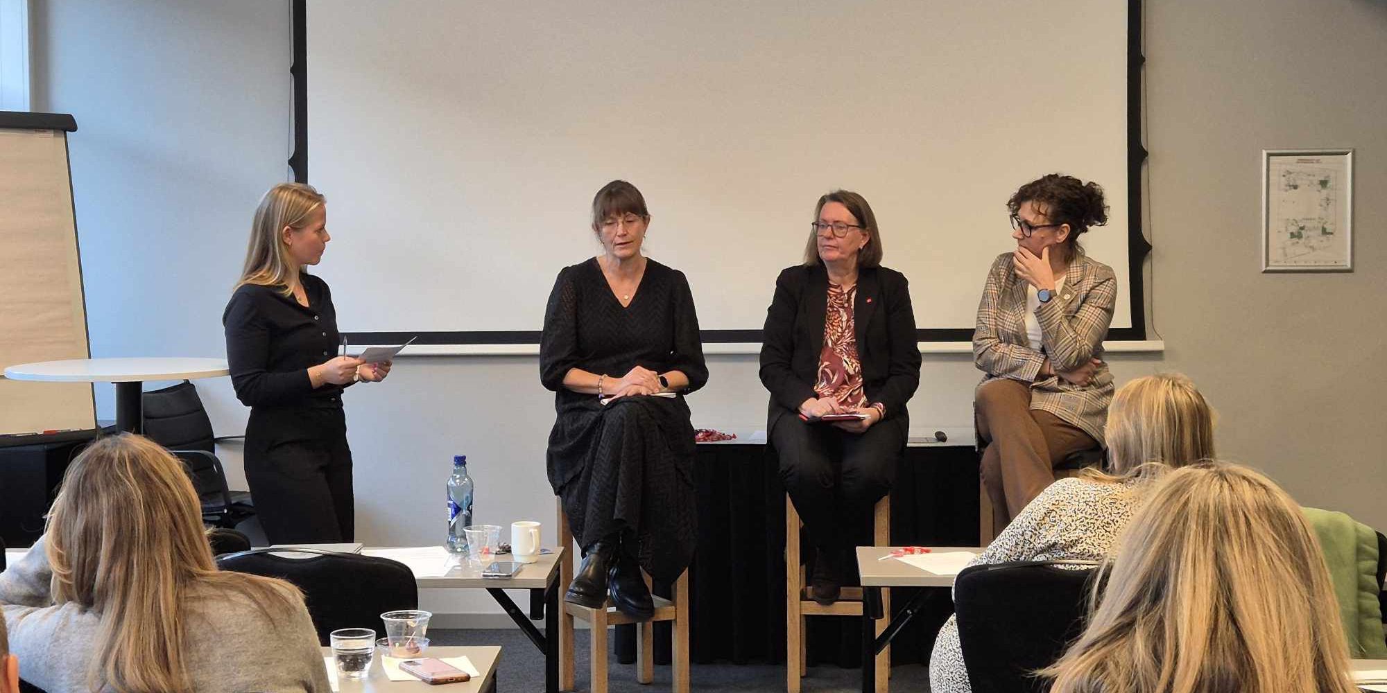 Ekspertpanelet bestående av Anne Green Nilsen (Fagforbundet), Elisabeth Sundset (HK) og Marianne Solberg (FO) sitter på hver sin krakk. Til venstre i bildet står Tiril Rustand Halvorsen (LO).
