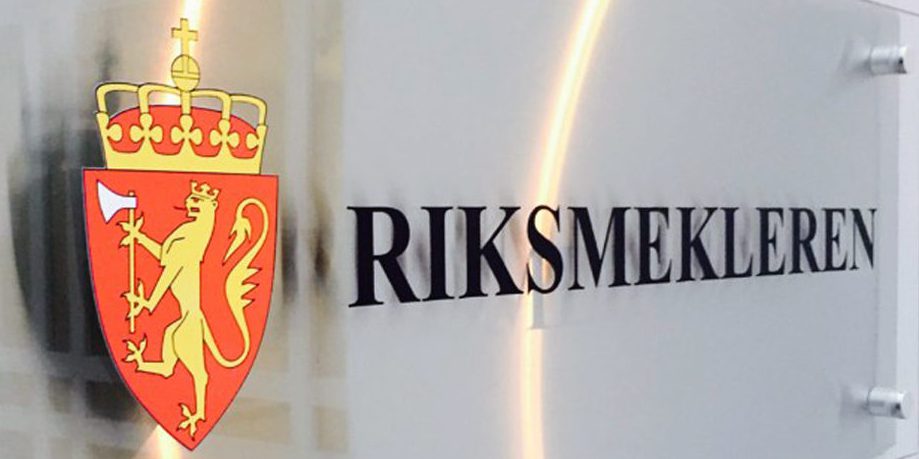 kilt med Riksmeklerens emblem, som viser det norske riksvåpenet med en gul løve som holder en øks på en rød bakgrunn under en krone. Ved siden av emblemet står teksten "RIKSMEKLEREN" i sorte store bokstaver.